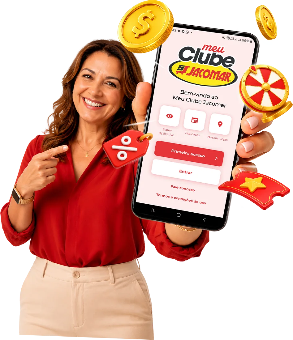 Cliente sorrindo segurando o celular com o aplicativo Meu Clube Jacomar aberto